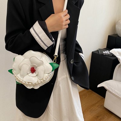 斜め掛けバッグ 真珠 手提げバッグ レディース 大人 小さめ PUレザー 軽い 2way 斜め掛け ななめがけバッグ カジュアル 通勤 収納（1ヶ）
