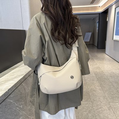 メッセンジャーバッグ レディース 2way ショルダーバッグ 大容量 ナイロン素材 通学 通勤 インス風 森系 お洒落 軽量（1ヶ）