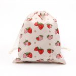 いちご柄巾着袋 収納袋 小物入れ お菓子入れ ナプキン入れ アクセサリー入れ いちごモチーフ 苺柄プリント